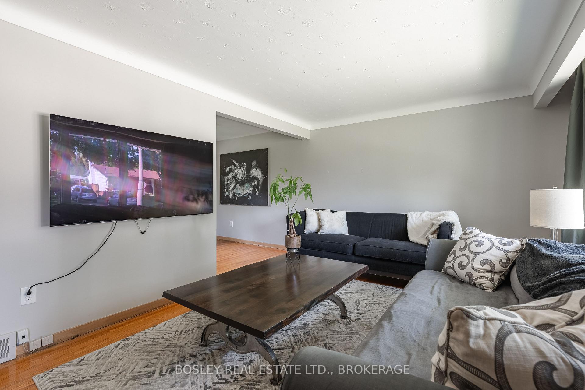 Photo 4 of 60 Royal Manor Drive, St. Catharines, Carlton/Bunting — HOMEH
