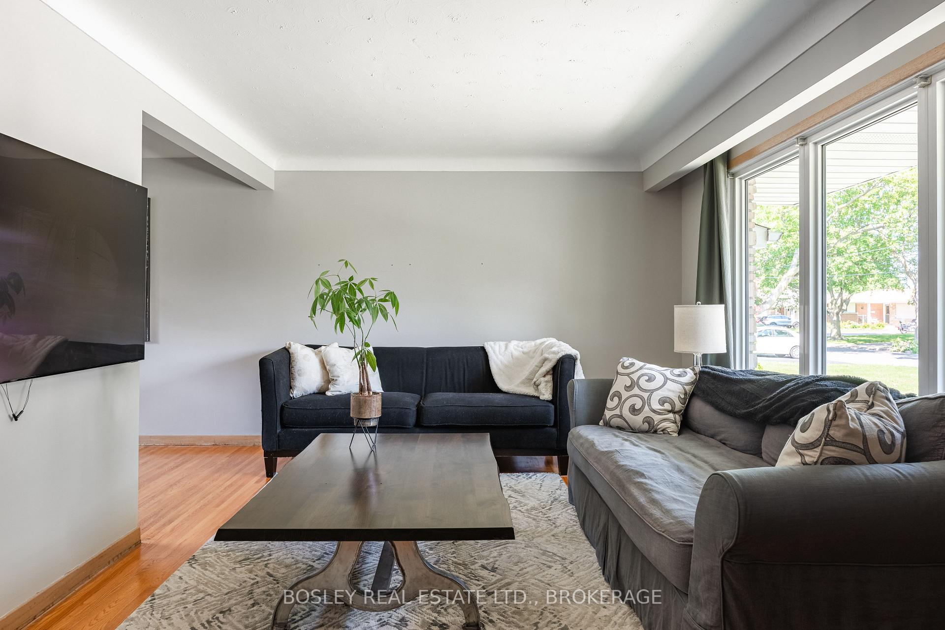 Photo 5 of 60 Royal Manor Drive, St. Catharines, Carlton/Bunting — HOMEH