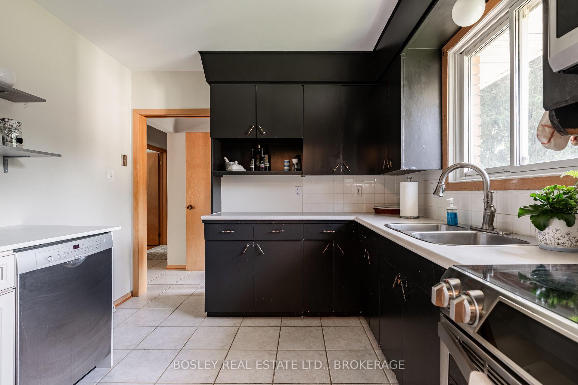 Photo 10 of 60 Royal Manor Drive, St. Catharines, Carlton/Bunting — HOMEH
