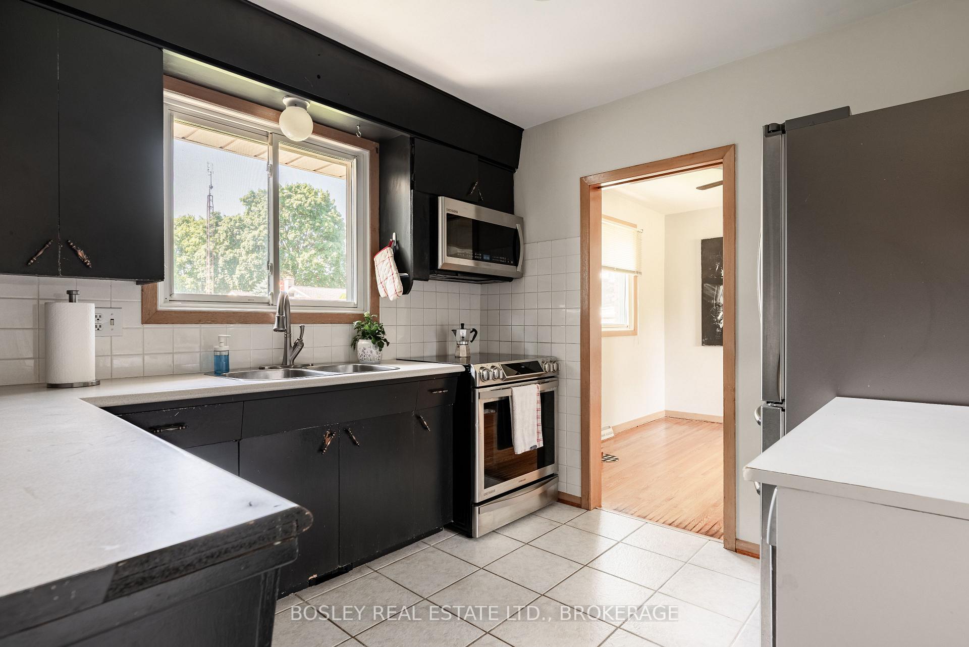 Photo 11 of 60 Royal Manor Drive, St. Catharines, Carlton/Bunting — HOMEH