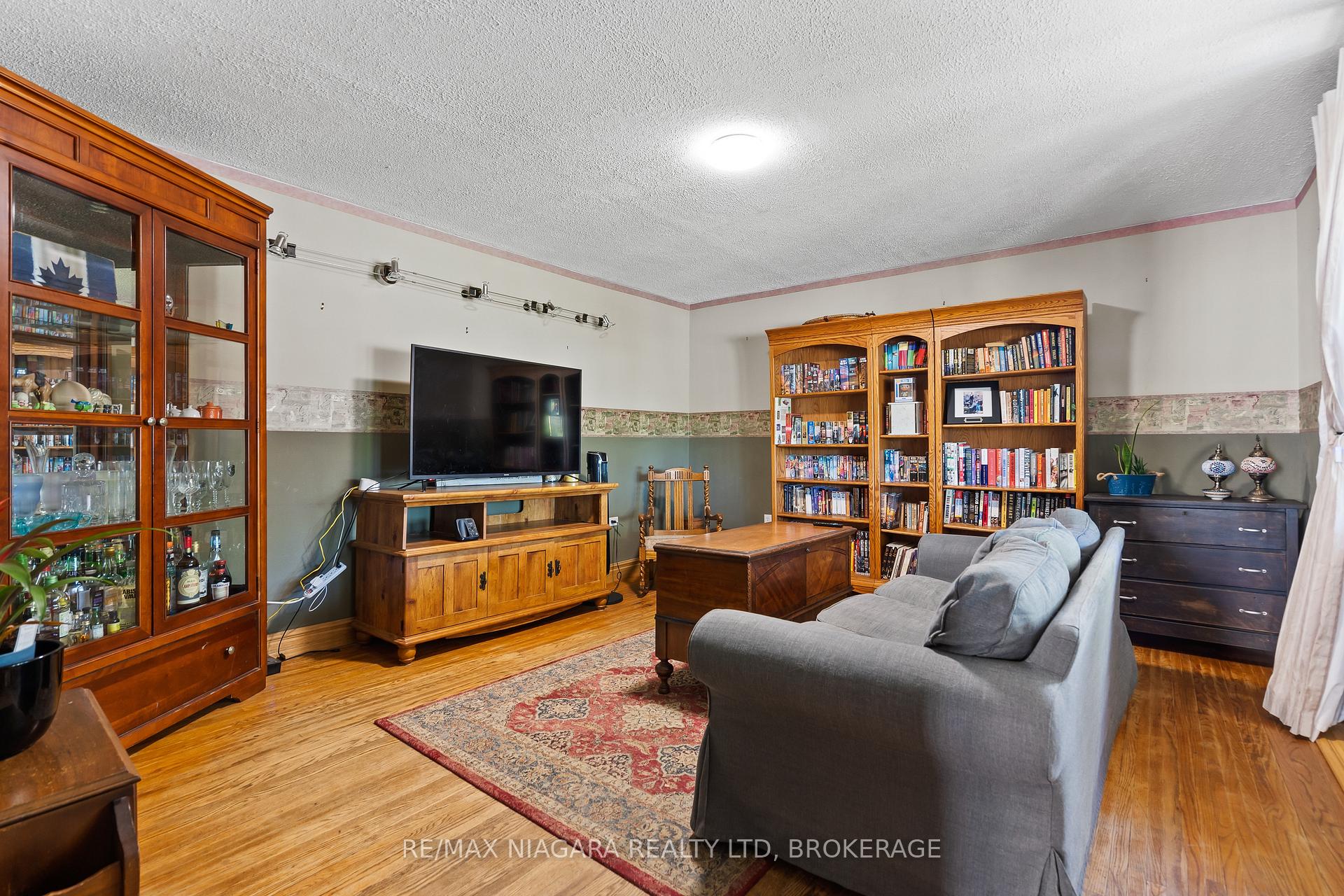 Photo 4 of 39 Seymour Avenue, St. Catharines, Secord Woods — HOMEH