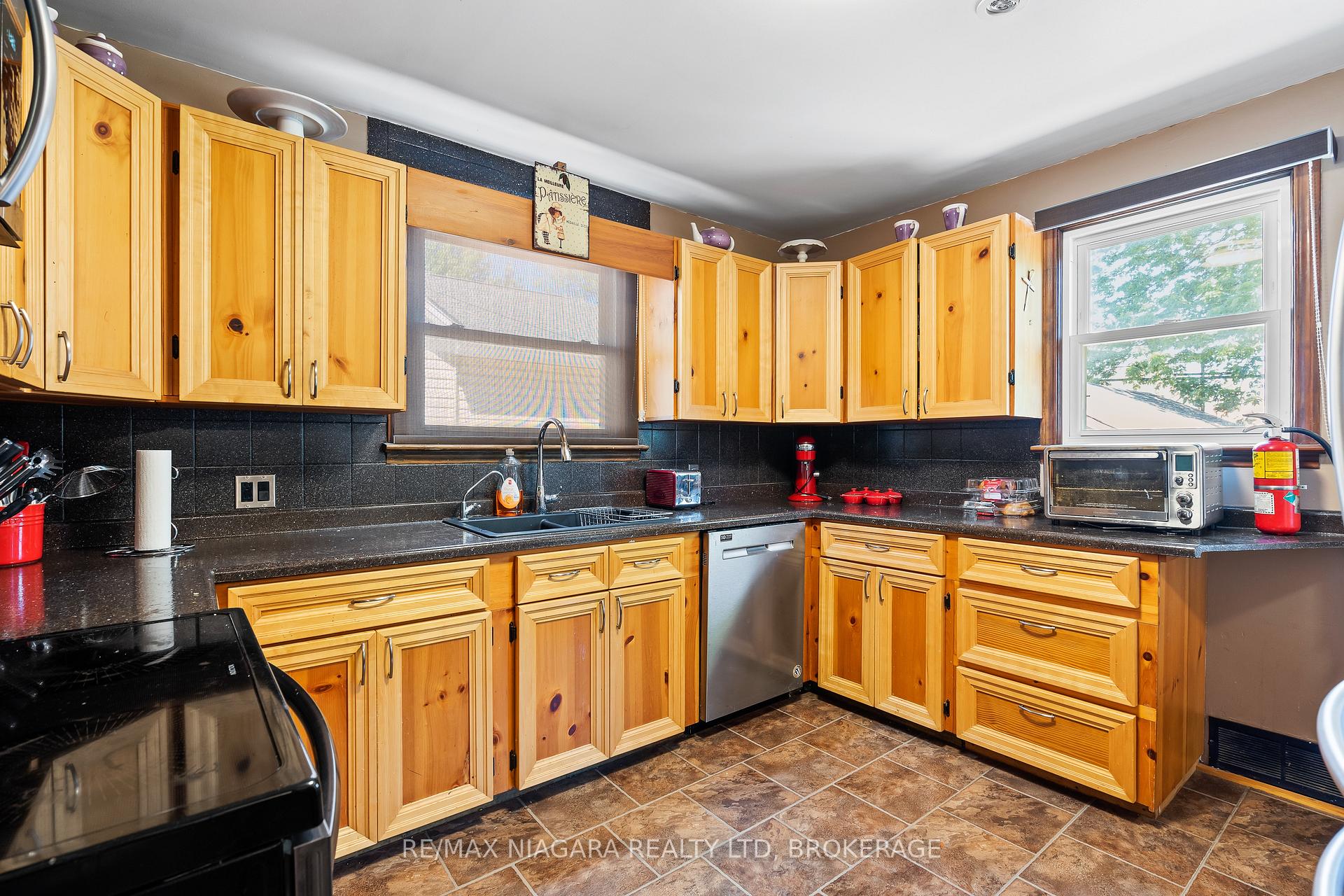 Photo 8 of 39 Seymour Avenue, St. Catharines, Secord Woods — HOMEH
