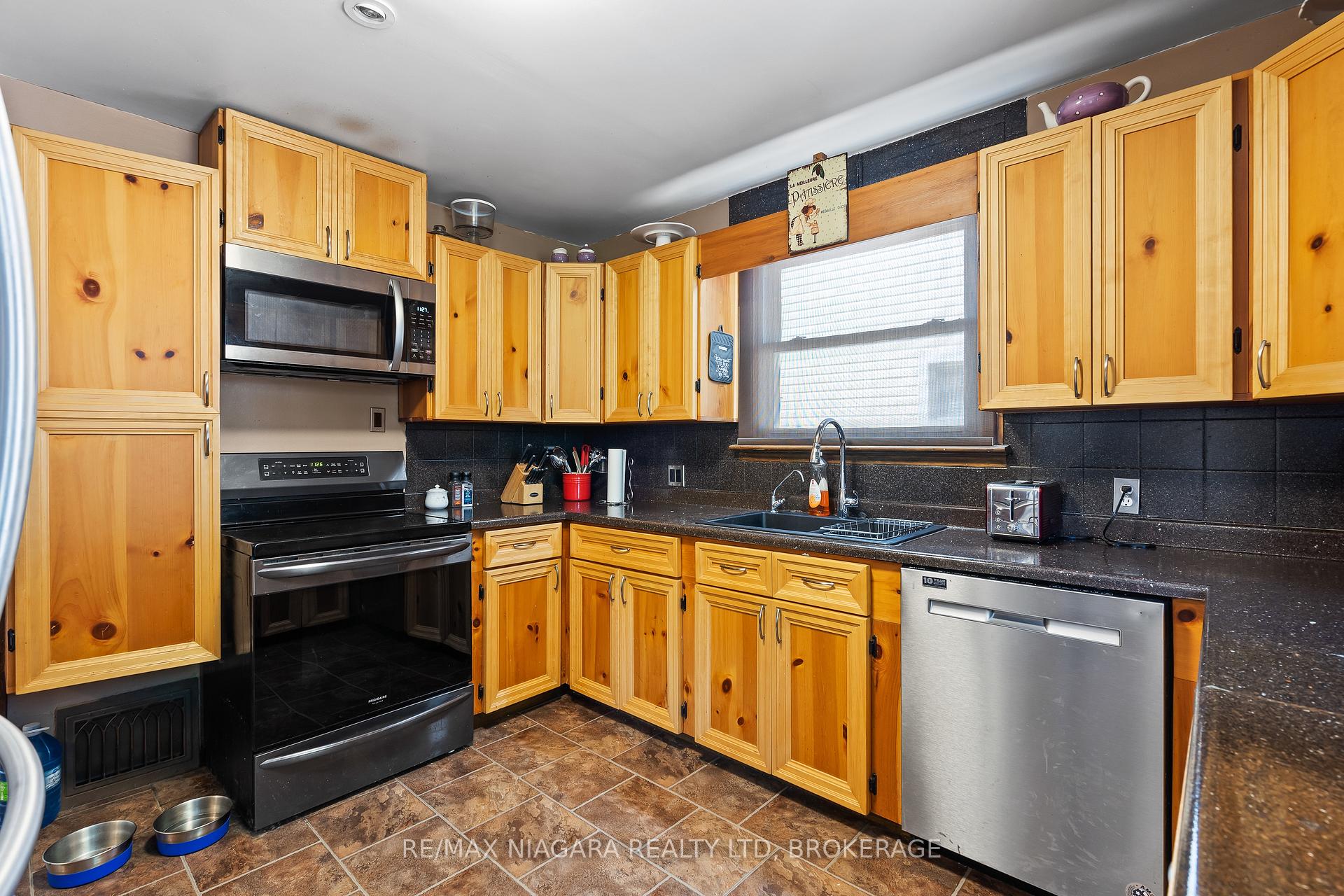 Photo 9 of 39 Seymour Avenue, St. Catharines, Secord Woods — HOMEH
