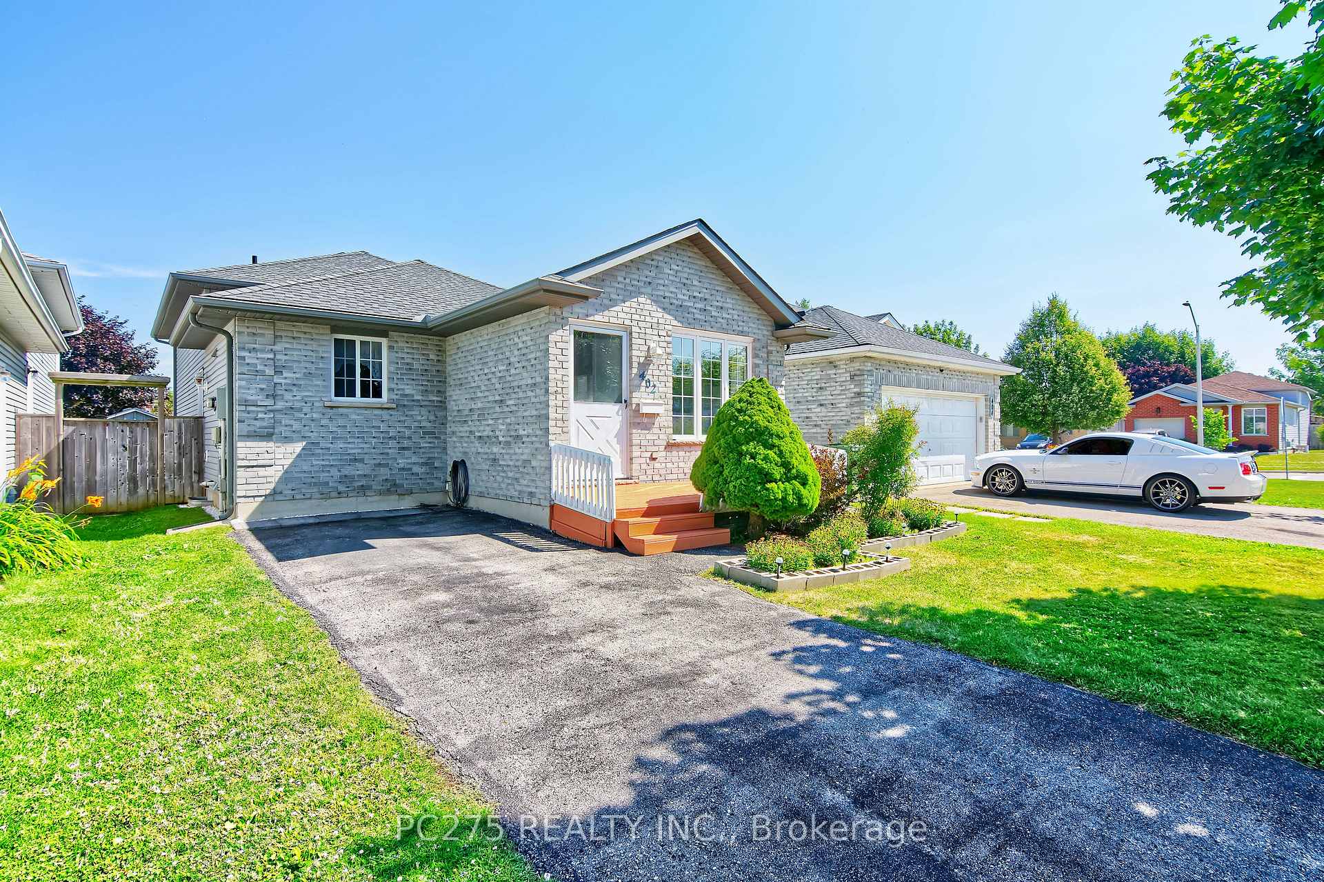 Photo 2 of 402 Chestnut Street, St. Thomas — HOMEH