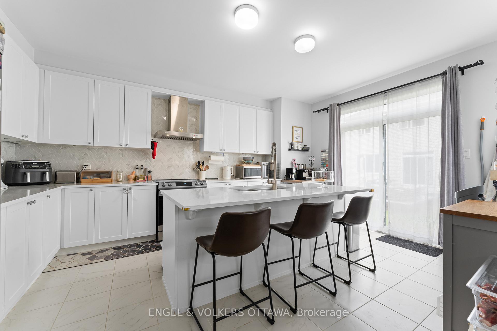 Photo 13 of 185 Yearling Circle, Ottawa, Goulbourn Twp From Franktown Rd/South To Rideau — HOMEH