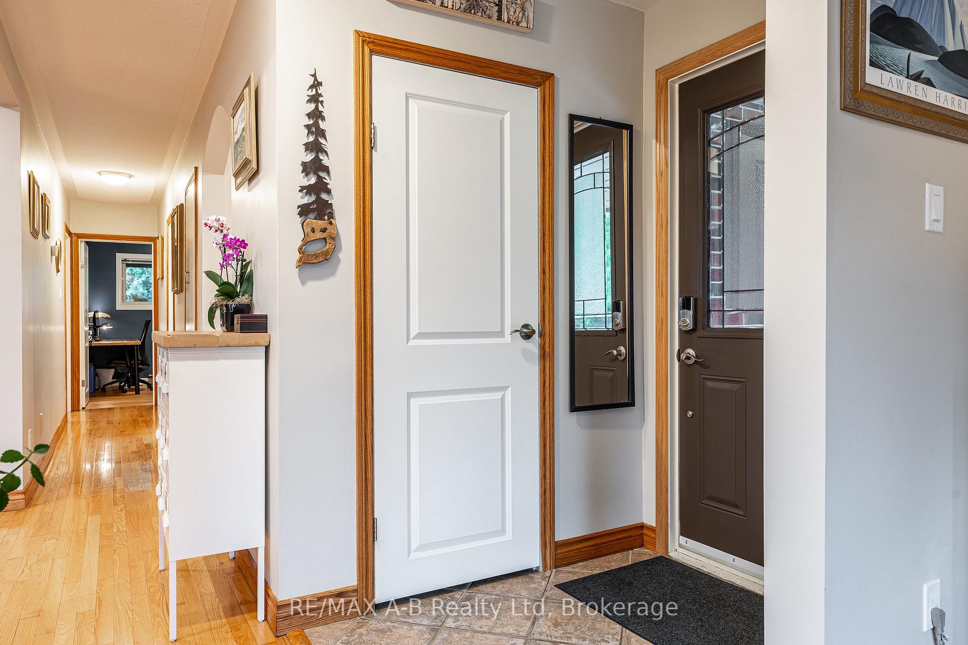 Photo 3 of 146 John Street S, Stratford — HOMEH
