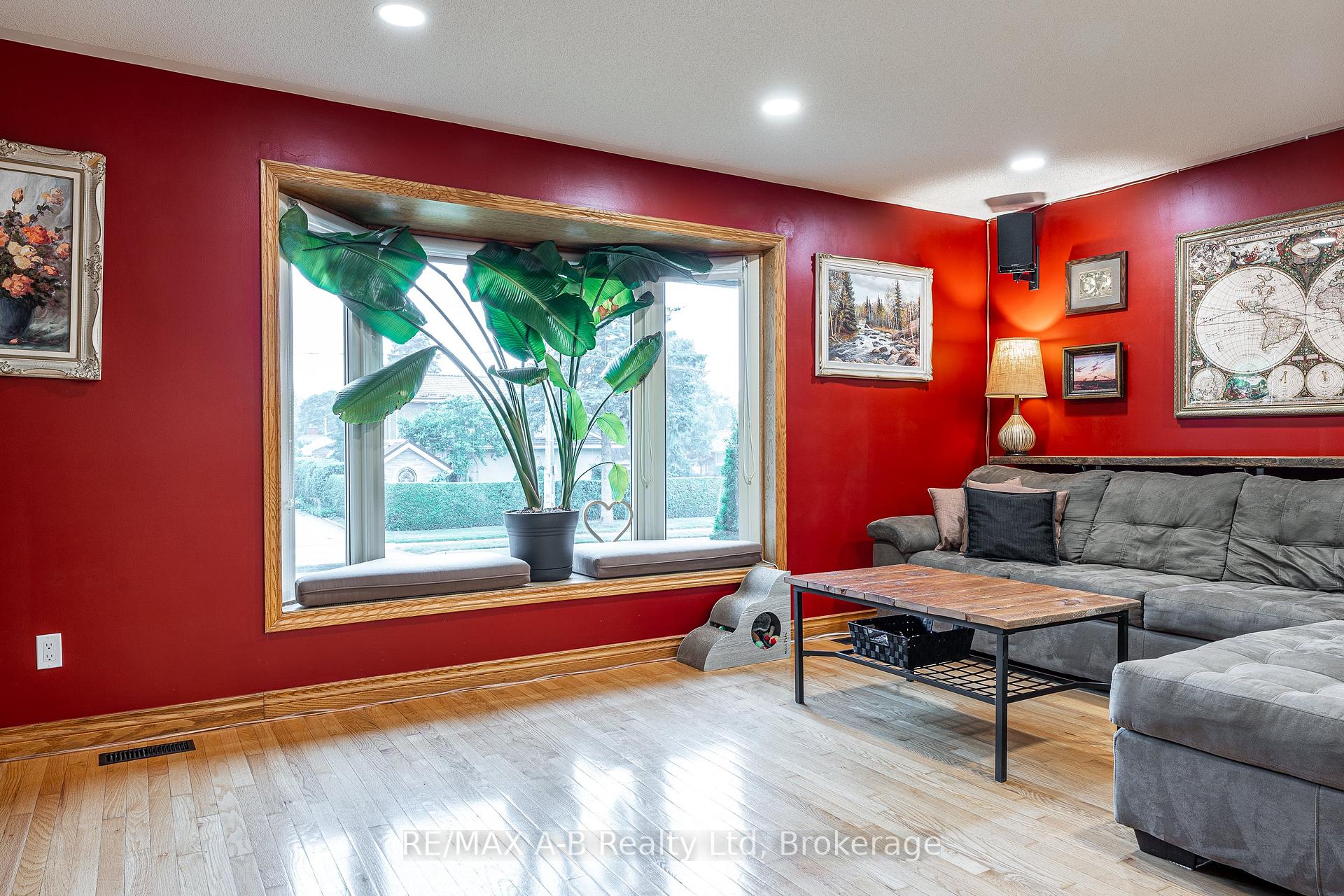 Photo 4 of 146 John Street S, Stratford — HOMEH