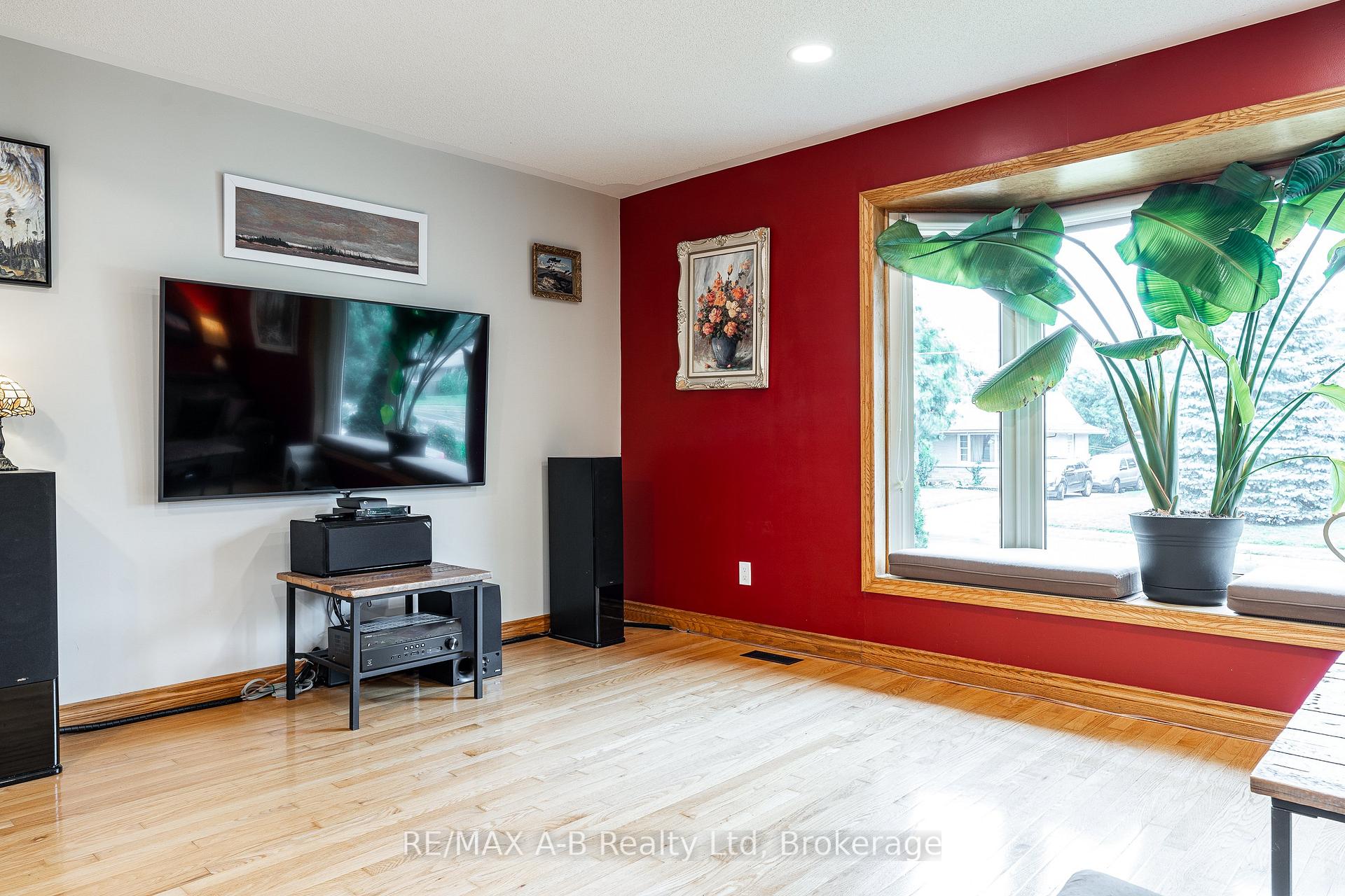 Photo 7 of 146 John Street S, Stratford — HOMEH
