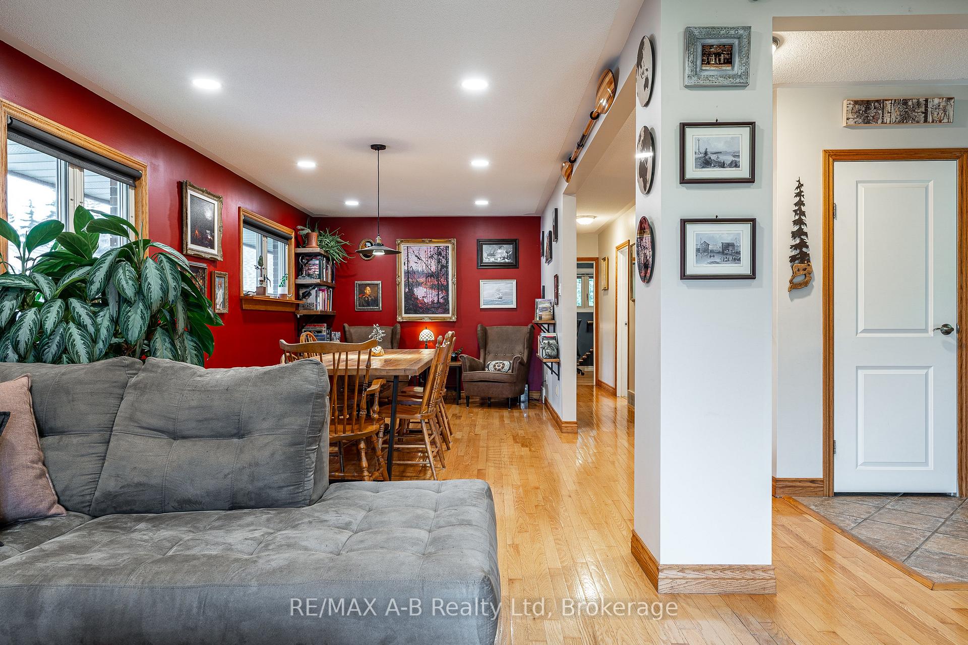 Photo 8 of 146 John Street S, Stratford — HOMEH