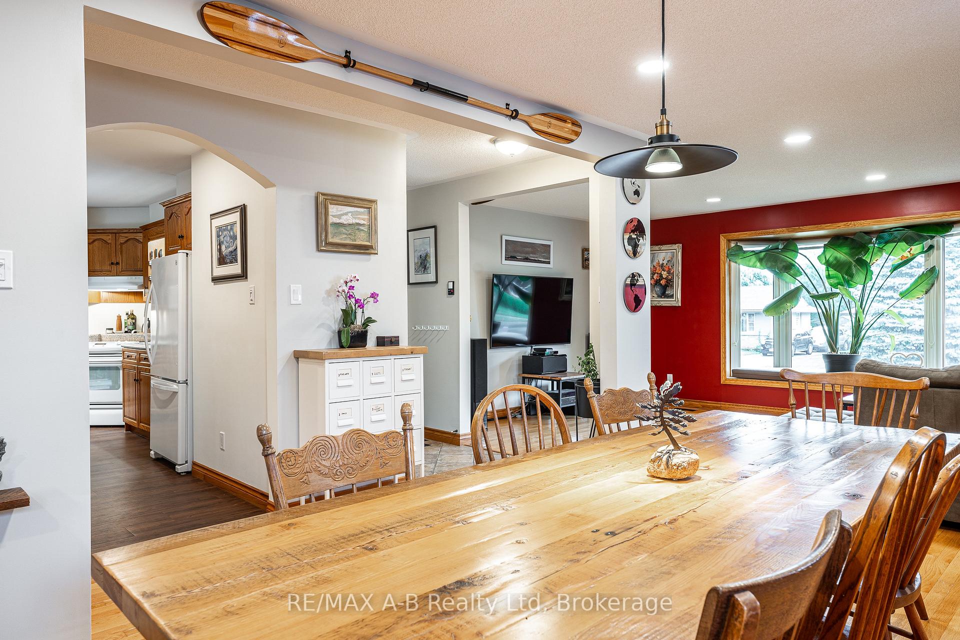 Photo 11 of 146 John Street S, Stratford — HOMEH