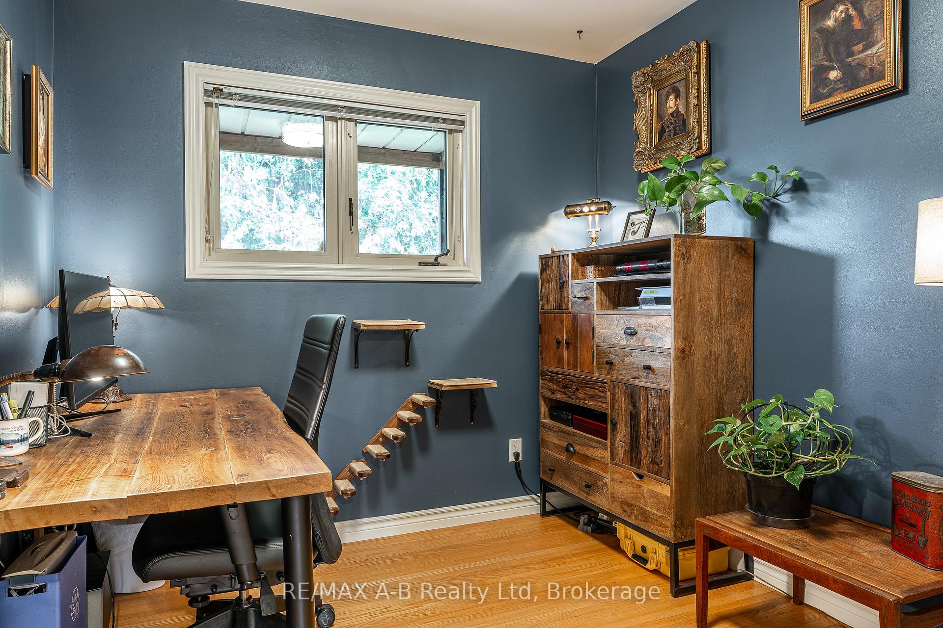 Photo 18 of 146 John Street S, Stratford — HOMEH