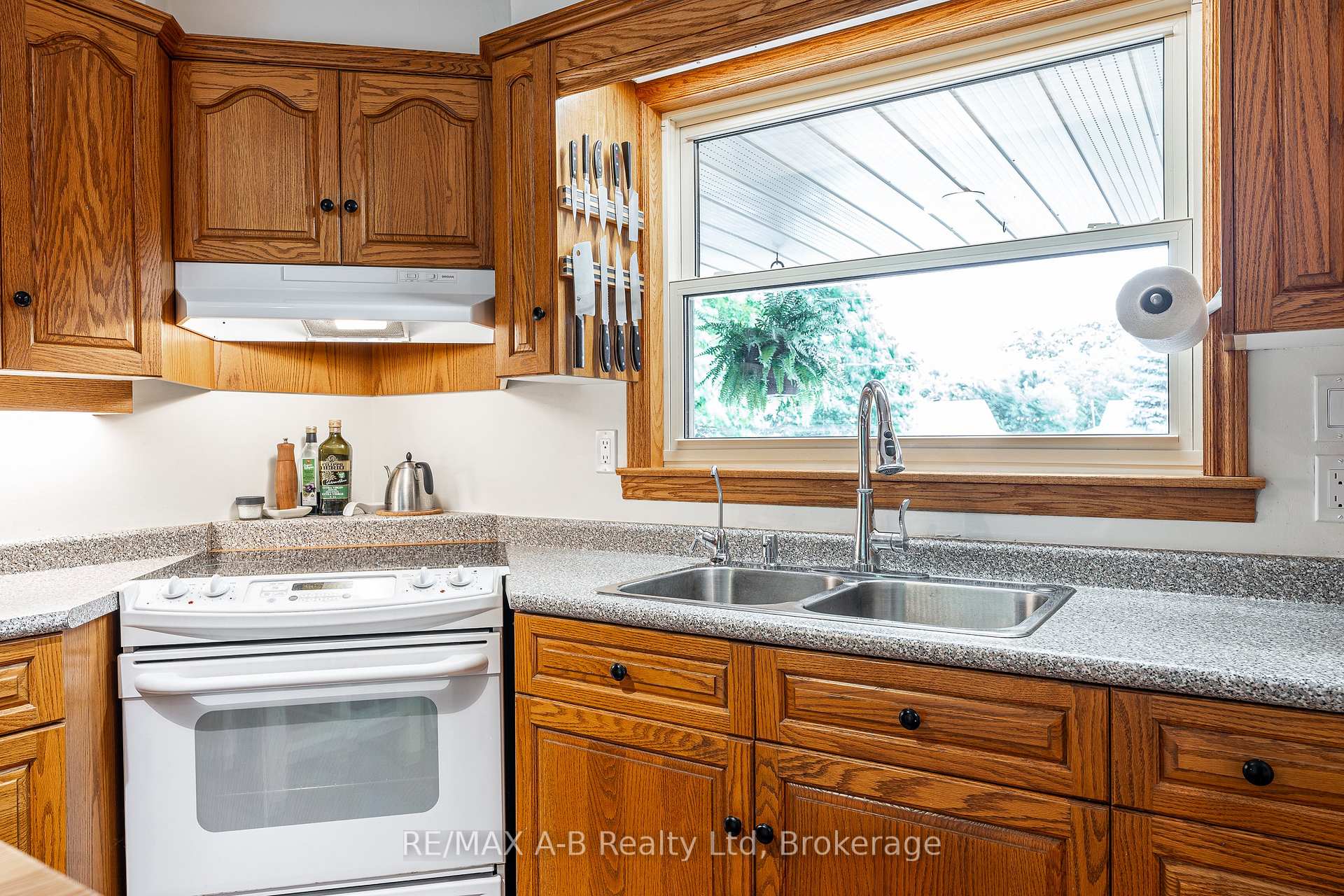 Photo 21 of 146 John Street S, Stratford — HOMEH