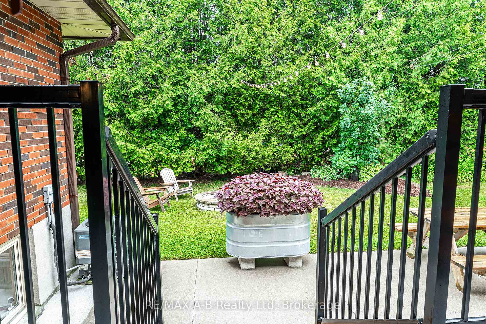 Photo 26 of 146 John Street S, Stratford — HOMEH