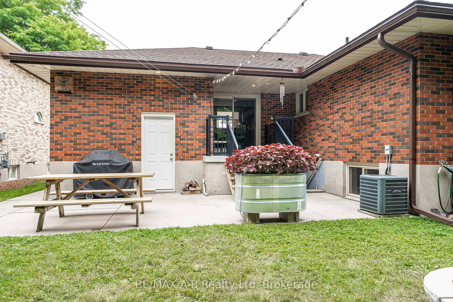 Photo 45 of 146 John Street S, Stratford — HOMEH