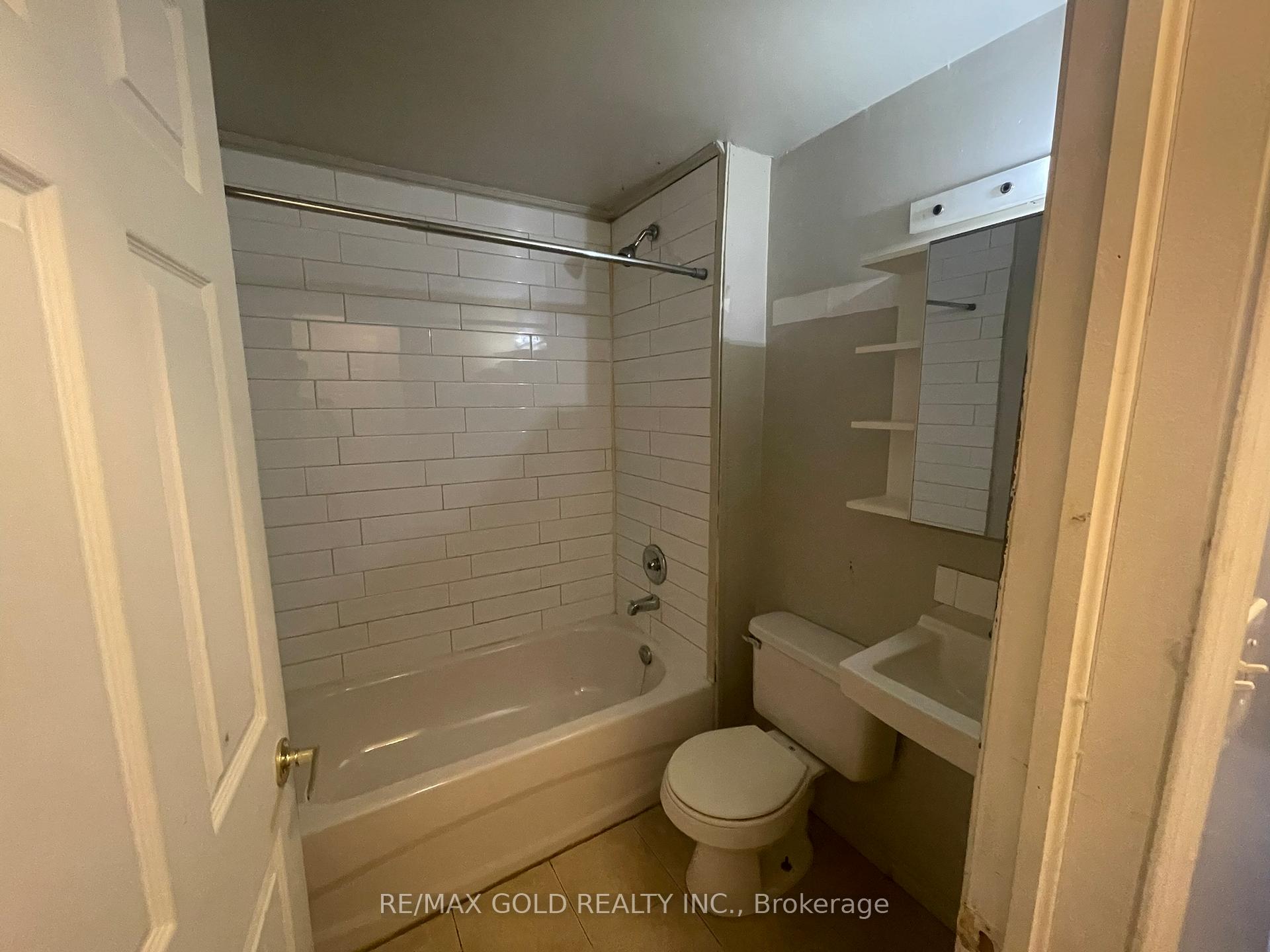 Photo 7 of Unit 4 (Front), 78 Geneva Street, St. Catharines, Downtown — HOMEH