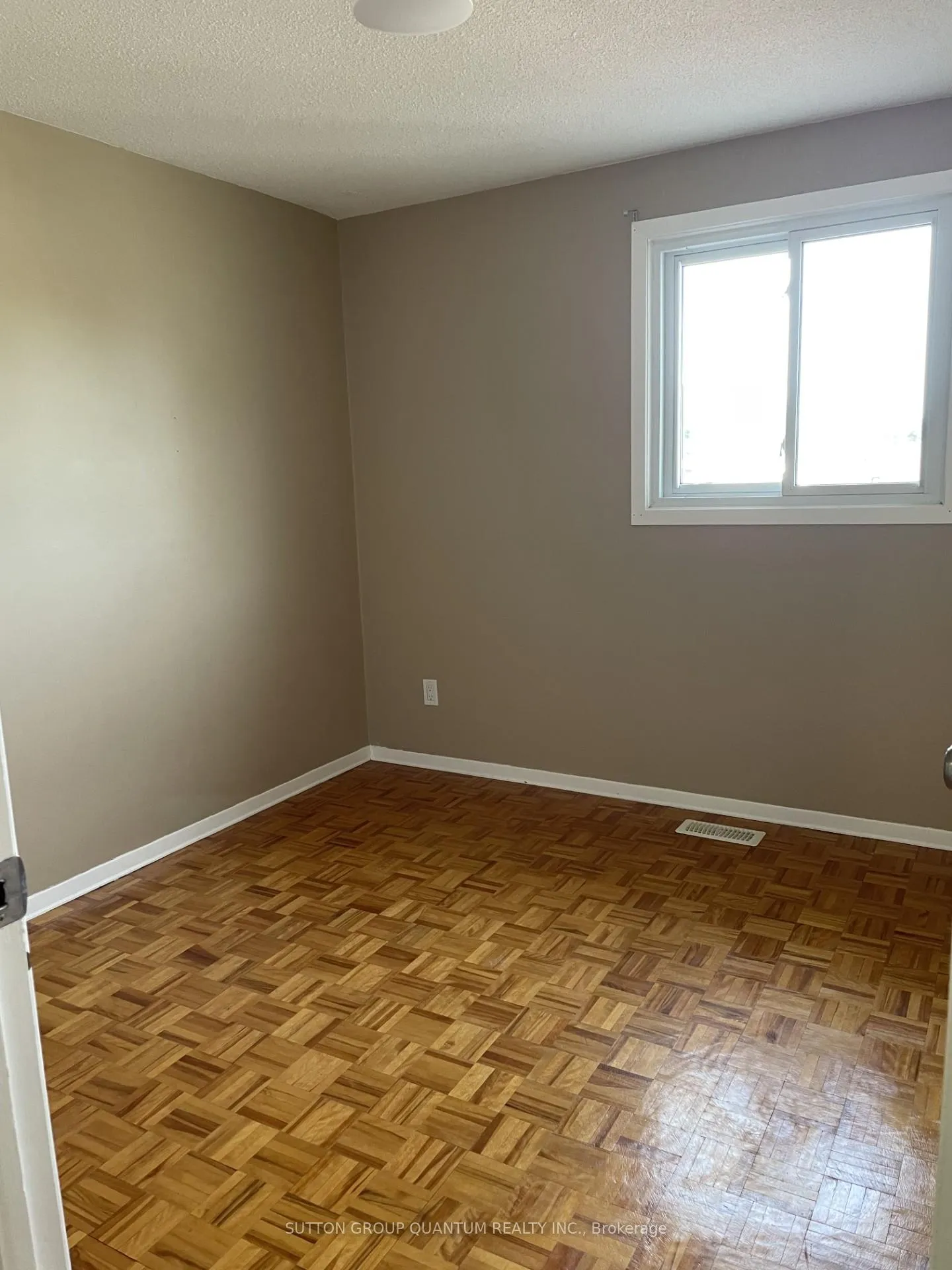 Photo 5 of 61 Tunis Street, St. Catharines, Western Hill — HOMEH