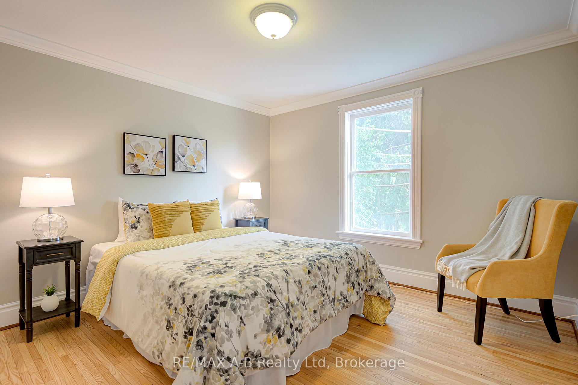 Photo 17 of 120 John Street N, Stratford — HOMEH