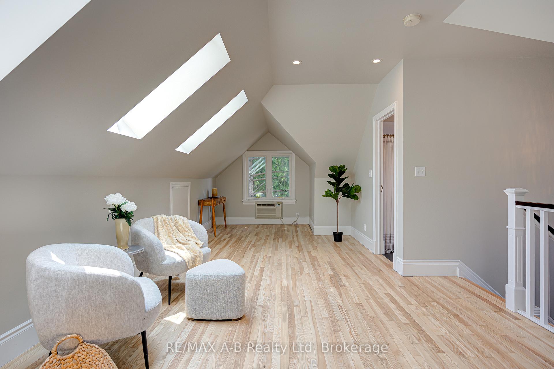 Photo 26 of 120 John Street N, Stratford — HOMEH