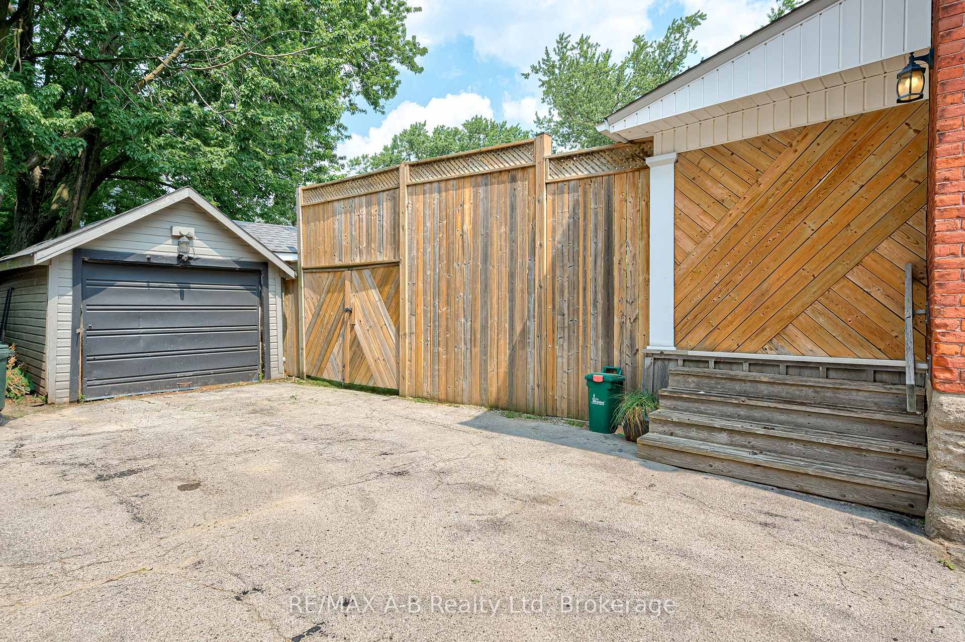 Photo 28 of 120 John Street N, Stratford — HOMEH