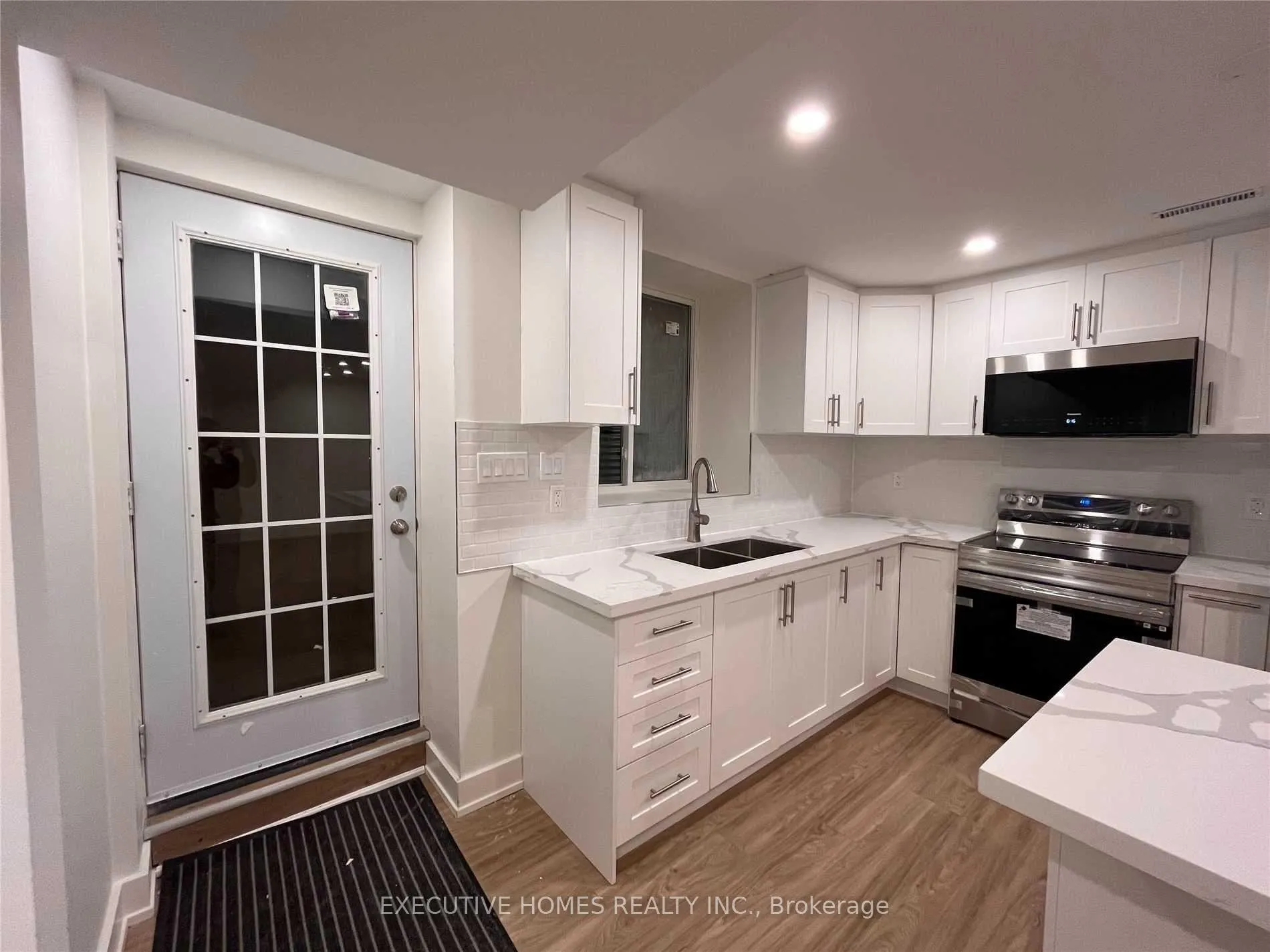 Photo 4 of 59 Golden Hawk Drive, Hamilton, Waterdown — HOMEH