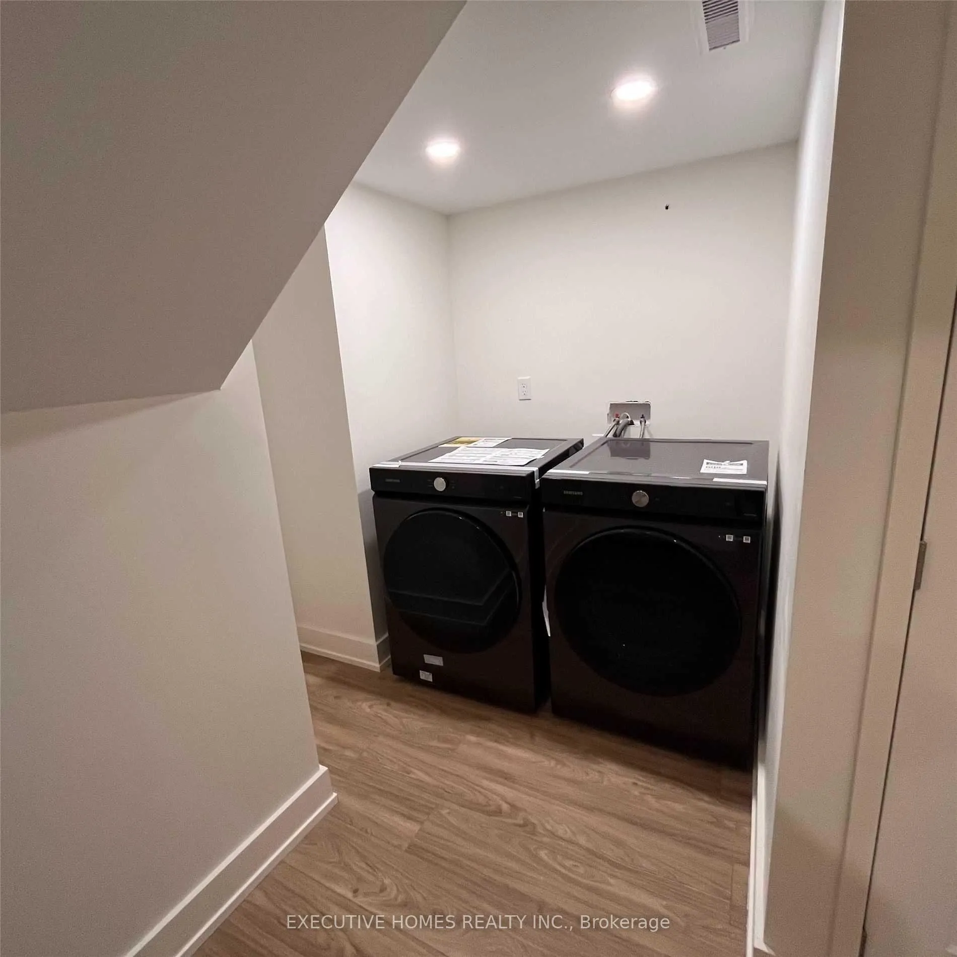 Photo 12 of 59 Golden Hawk Drive, Hamilton, Waterdown — HOMEH