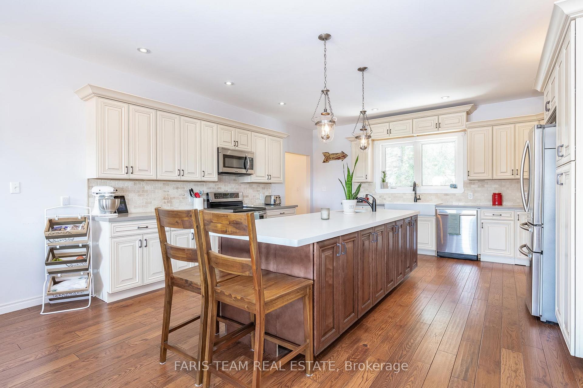 Photo 3 of 1933 Vespra Valley Road, Springwater, Minesing — HOMEH