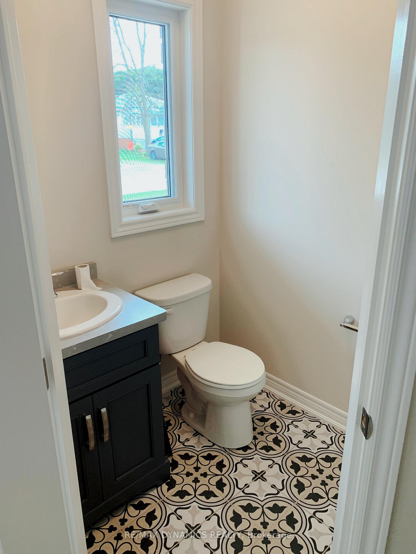 Photo 6 of 39 C Beachaven Drive, St. Catharines, Port Weller — HOMEH
