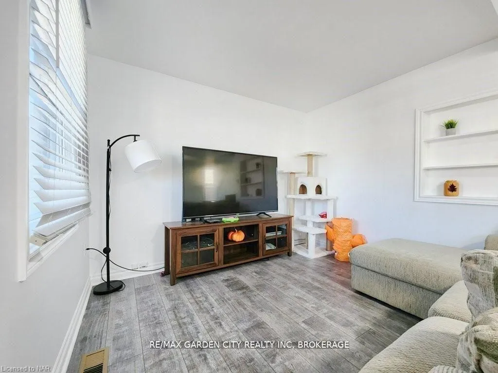 Photo 10 of 43 St George Street, St. Catharines, Facer — HOMEH