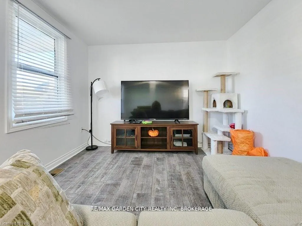 Photo 14 of 43 St George Street, St. Catharines, Facer — HOMEH