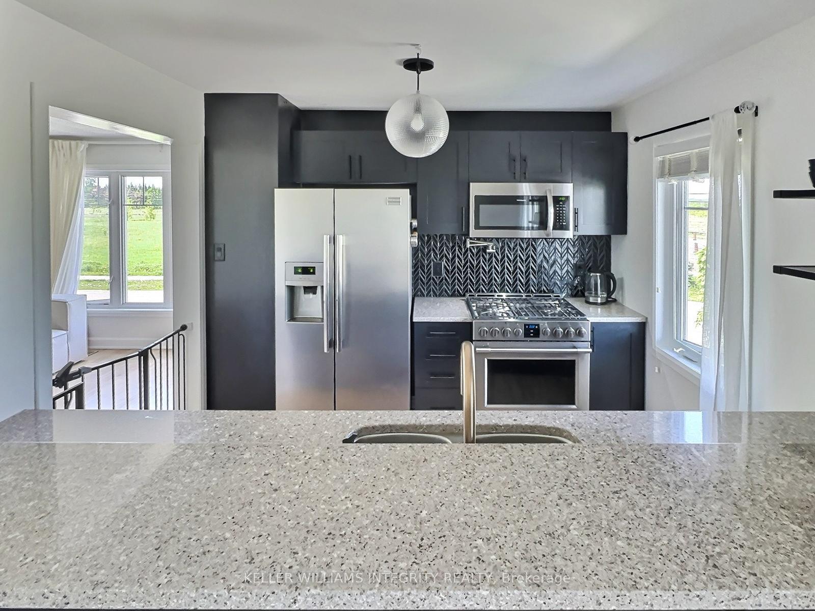 Photo 8 of 197 Par-La-Ville Circle, Ottawa, Stittsville (North) — HOMEH