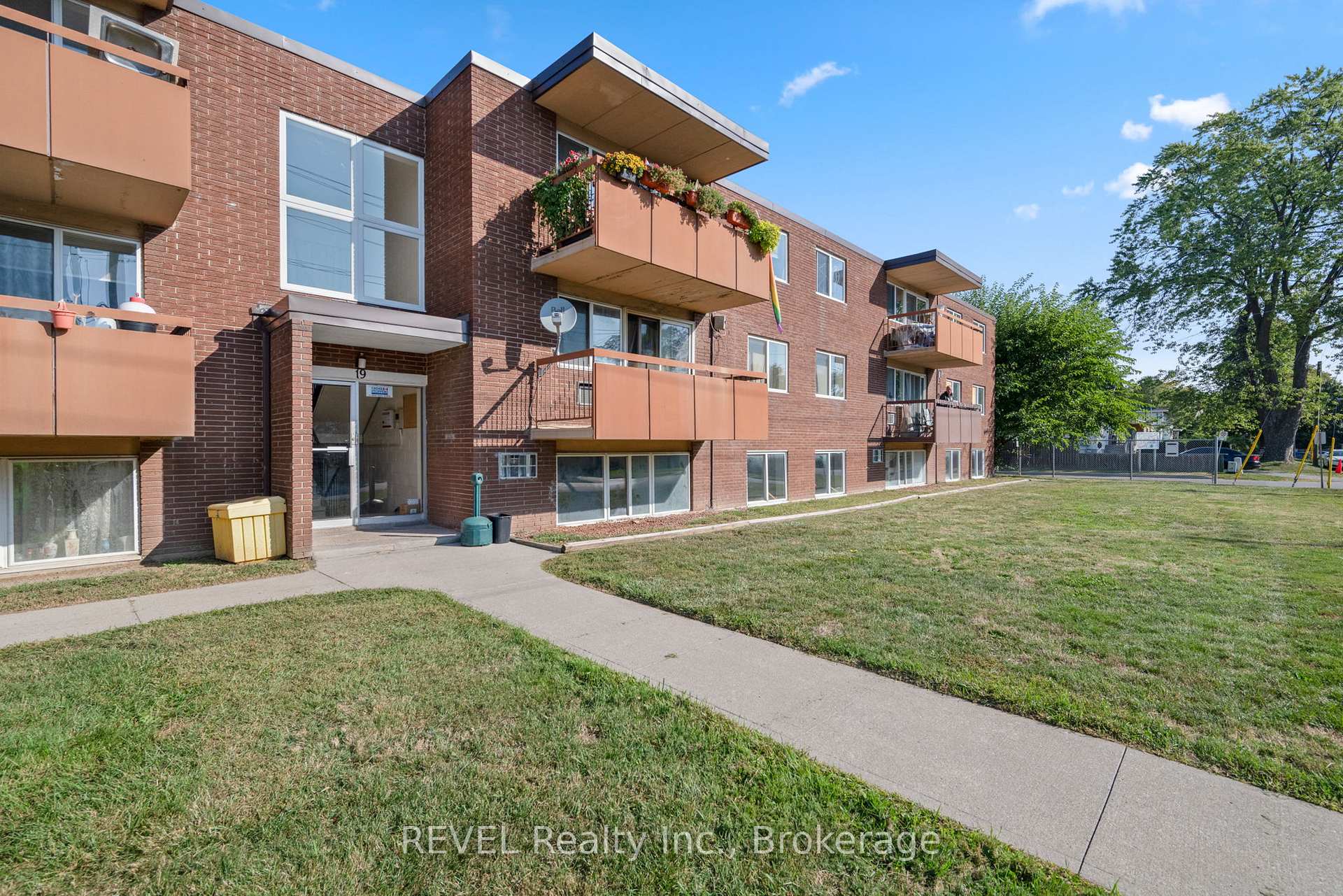 Photo 1 of Unit 102, 19 Manchester Avenue, St. Catharines, Haig — HOMEH