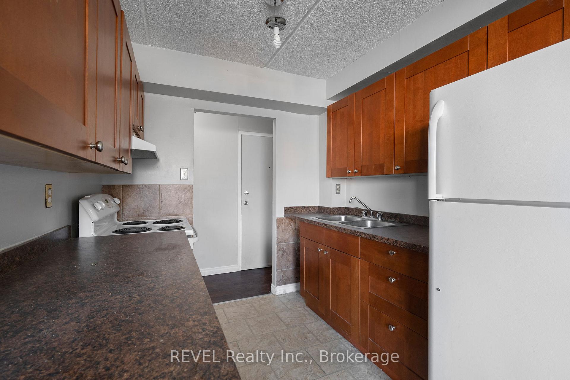 Photo 7 of Unit 102, 19 Manchester Avenue, St. Catharines, Haig — HOMEH
