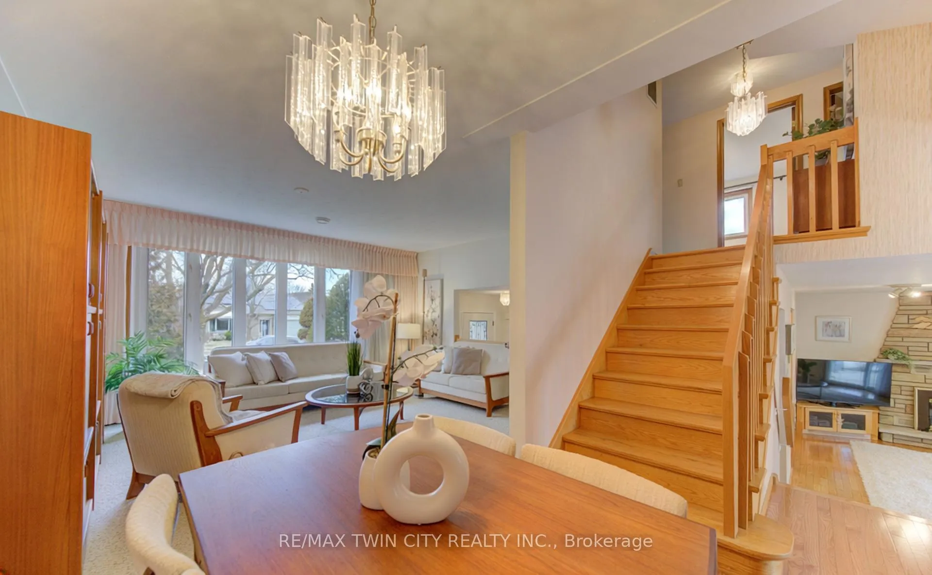 Photo 12 of 55 Coach Hill Drive, Kitchener — HOMEH