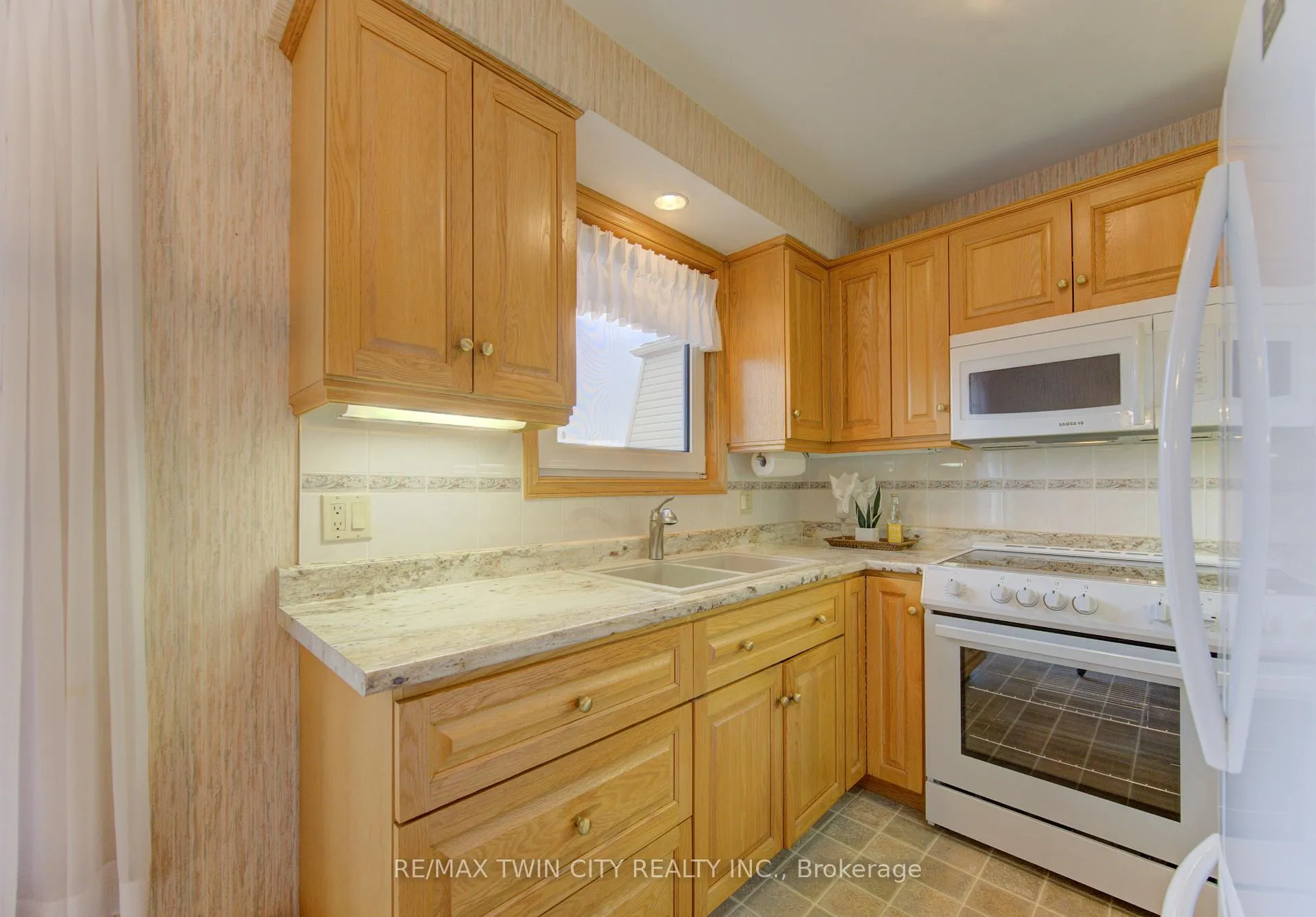 Photo 18 of 55 Coach Hill Drive, Kitchener — HOMEH