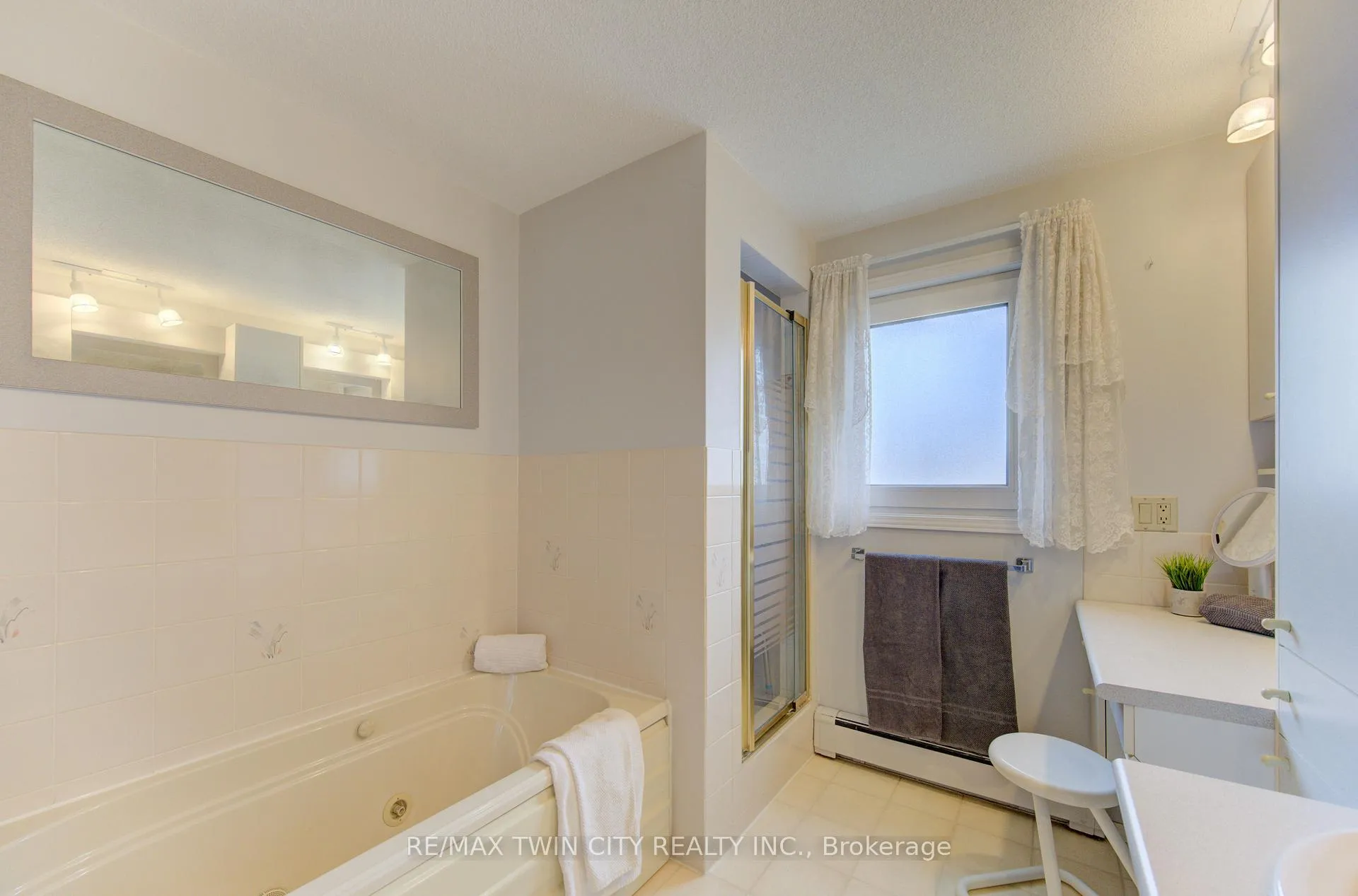 Photo 22 of 55 Coach Hill Drive, Kitchener — HOMEH