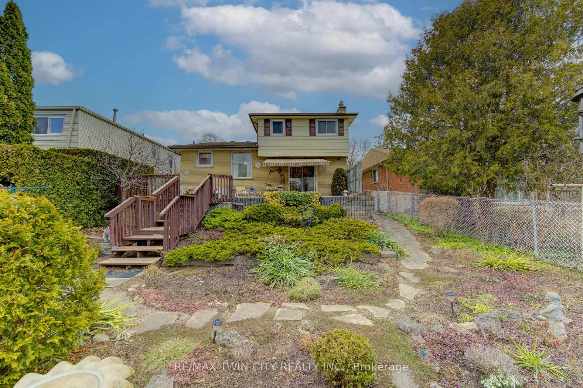 Photo 33 of 55 Coach Hill Drive, Kitchener — HOMEH