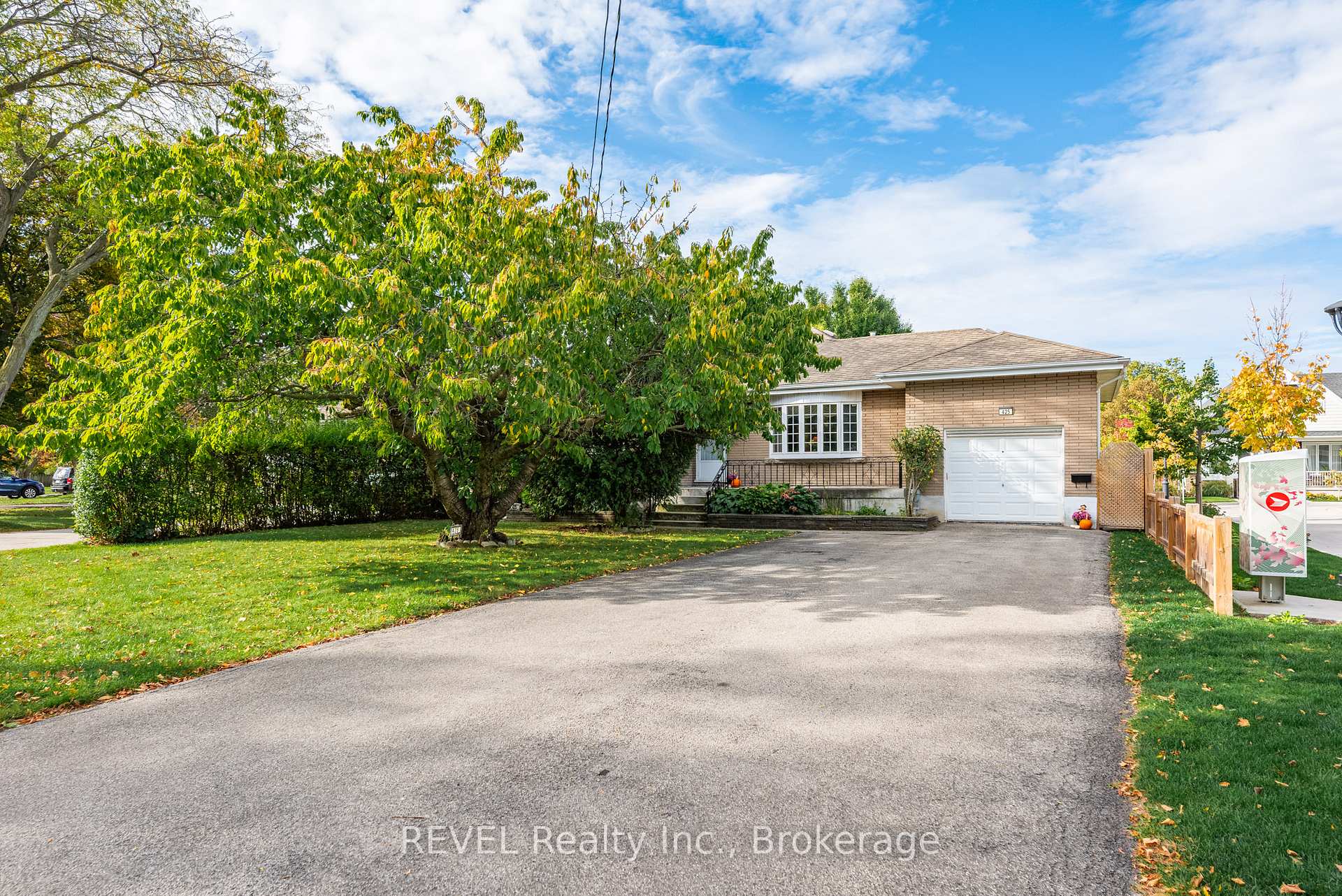 Photo 2 of 425 Geneva Street, St. Catharines, Lakeport — HOMEH