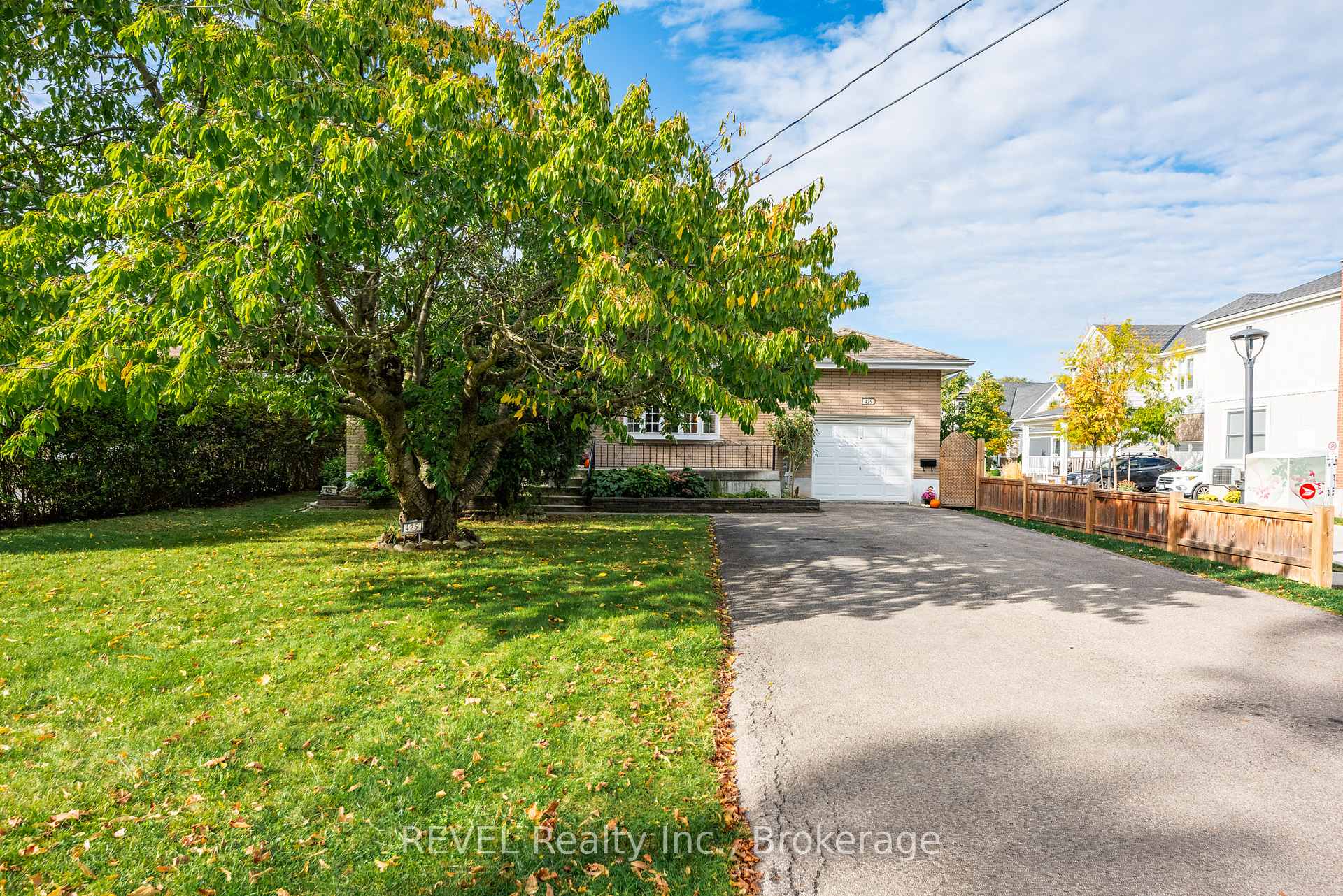 Photo 3 of 425 Geneva Street, St. Catharines, Lakeport — HOMEH