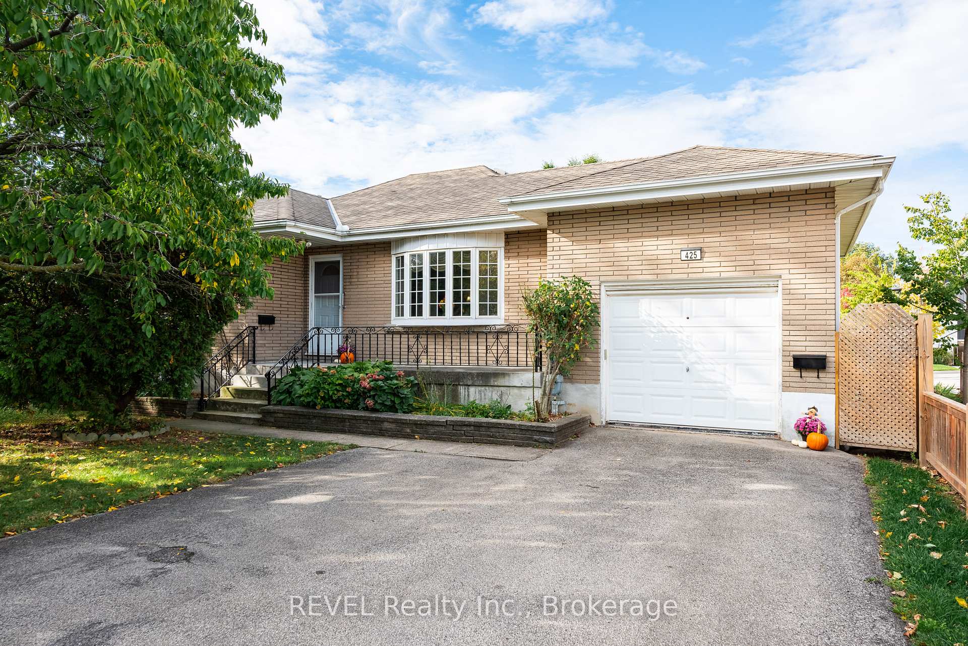 Photo 4 of 425 Geneva Street, St. Catharines, Lakeport — HOMEH