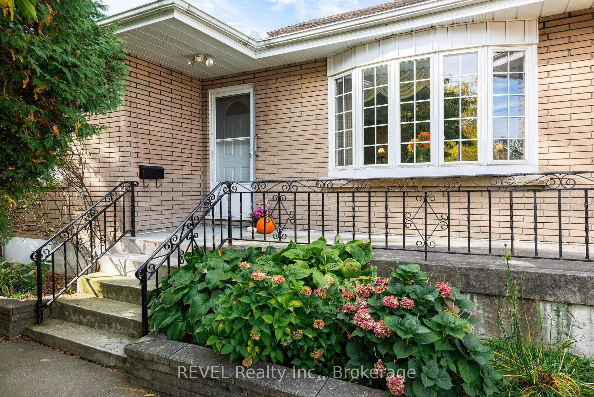 Photo 5 of 425 Geneva Street, St. Catharines, Lakeport — HOMEH