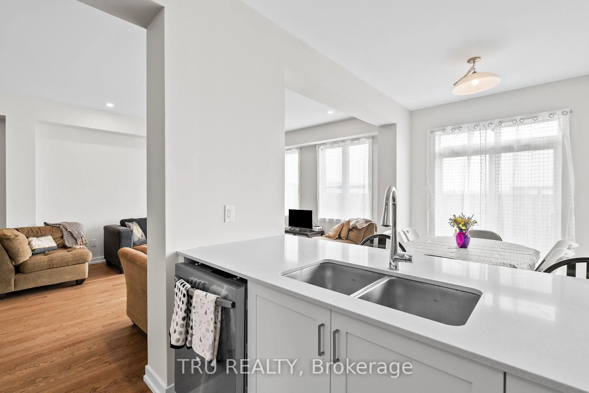 Photo 7 of 517 Oldenburg Avenue, Ottawa, Btwn Franktown Rd. & Fallowfield Rd. — HOMEH