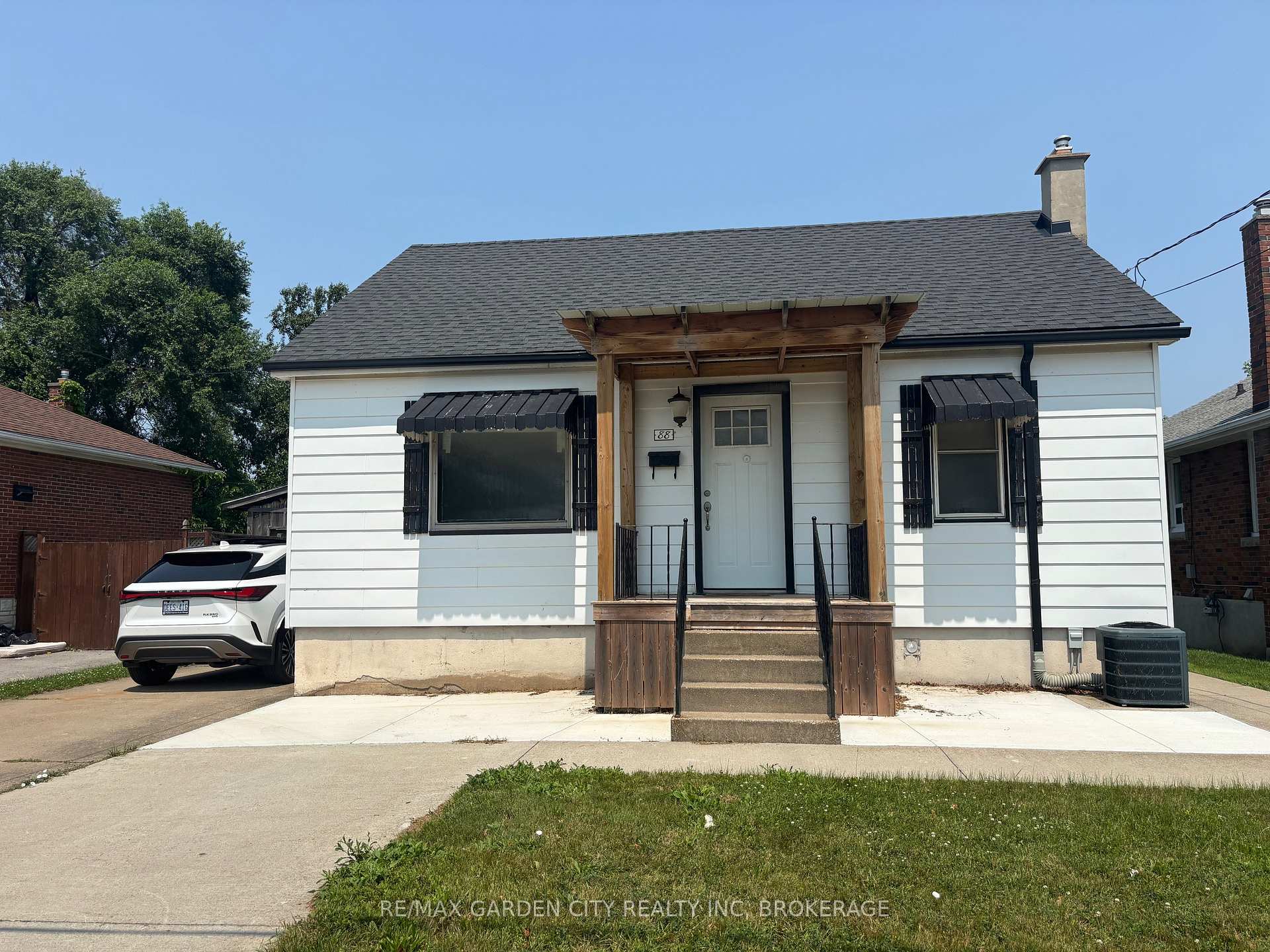 Photo 1 of Unit MAIN FLOOR, 88 St. Davids Road, St. Catharines, Burleigh Hill — HOMEH