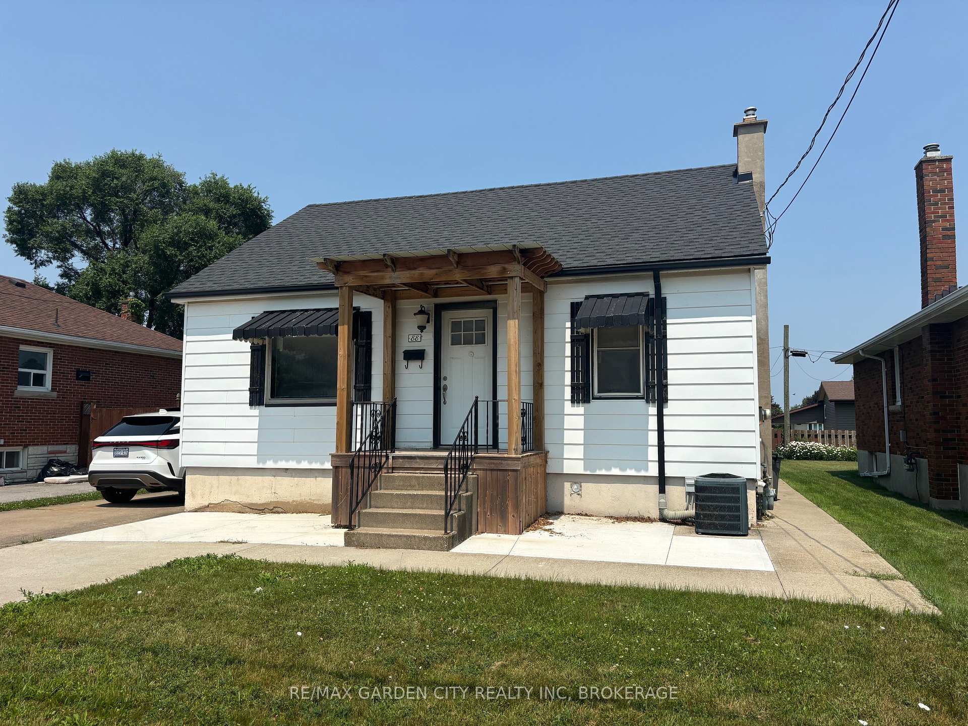 Photo 2 of Unit MAIN FLOOR, 88 St. Davids Road, St. Catharines, Burleigh Hill — HOMEH