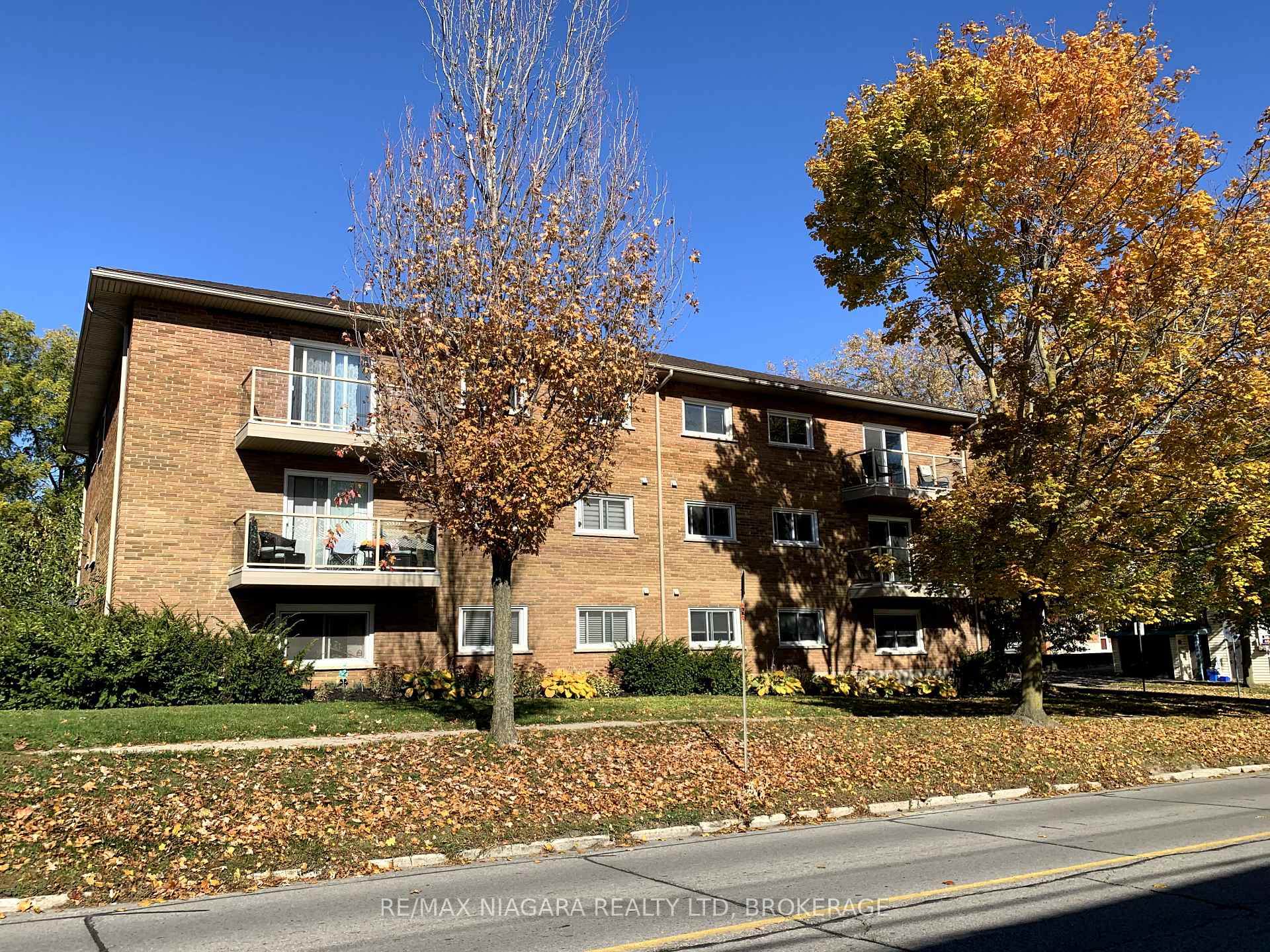 Photo 1 of 17 Simcoe Street, St. Catharines, Port Dalhousie — HOMEH