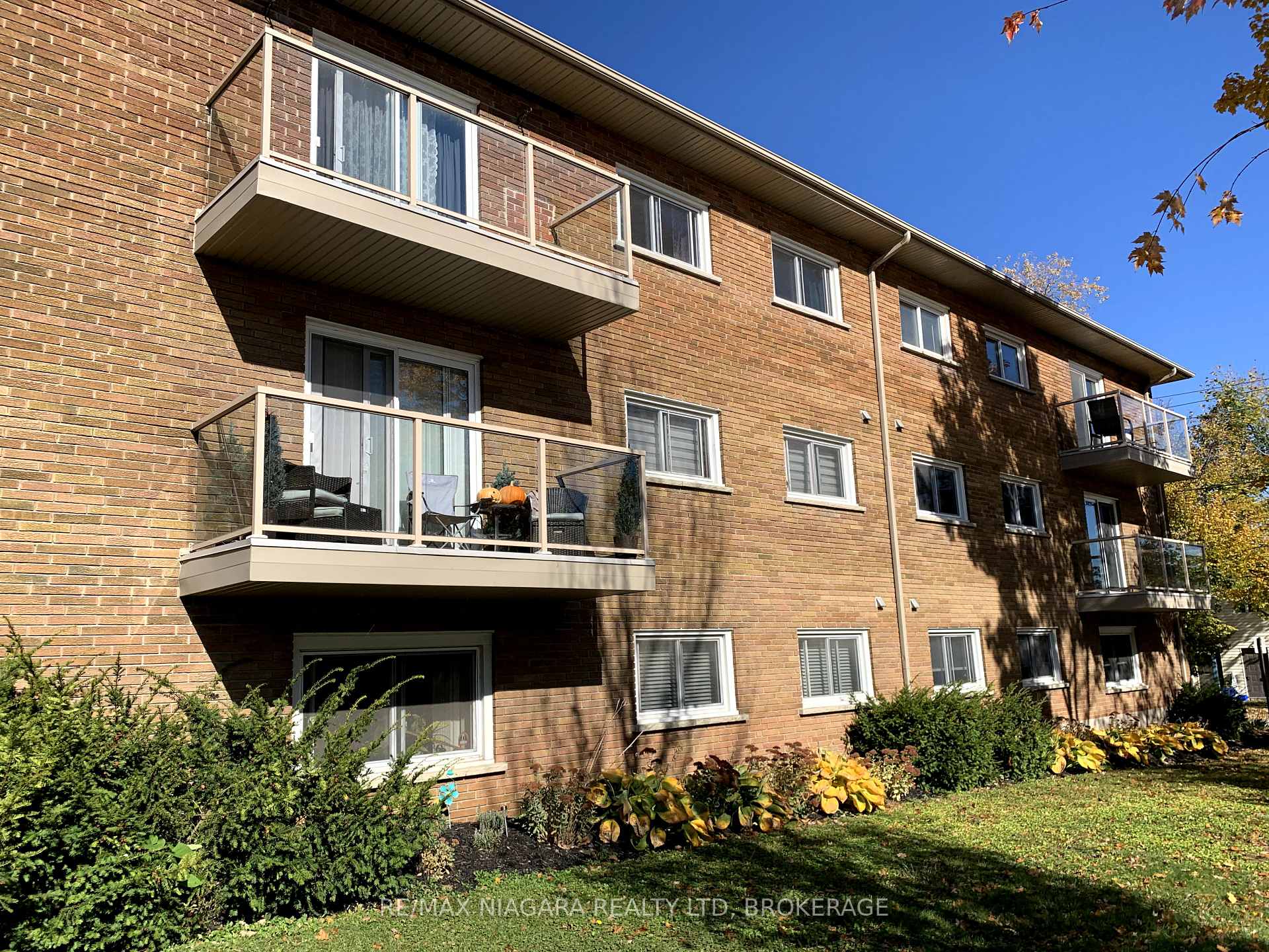 Photo 2 of 17 Simcoe Street, St. Catharines, Port Dalhousie — HOMEH