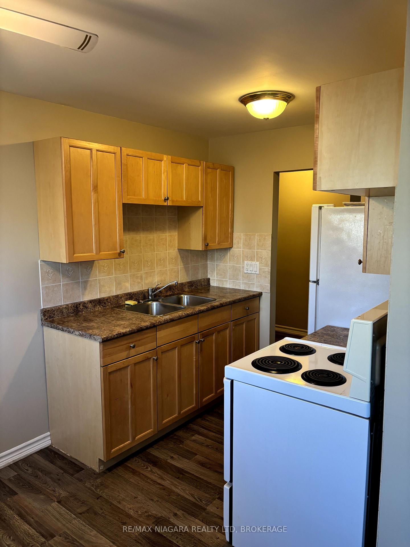 Photo 5 of 17 Simcoe Street, St. Catharines, Port Dalhousie — HOMEH