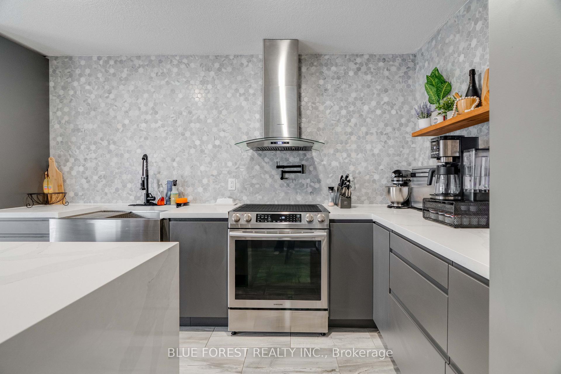 Photo 8 of 24 Peach Tree Boulevard, St. Thomas — HOMEH