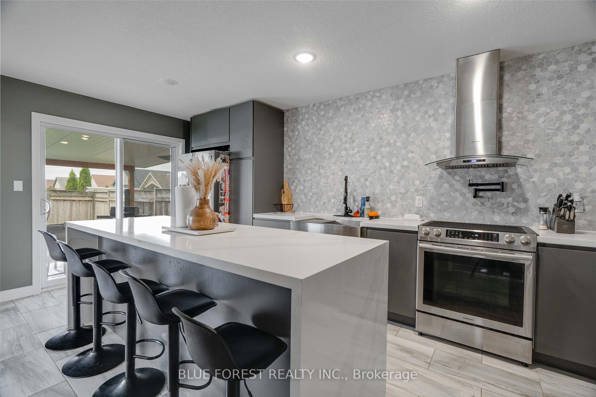 Photo 9 of 24 Peach Tree Boulevard, St. Thomas — HOMEH