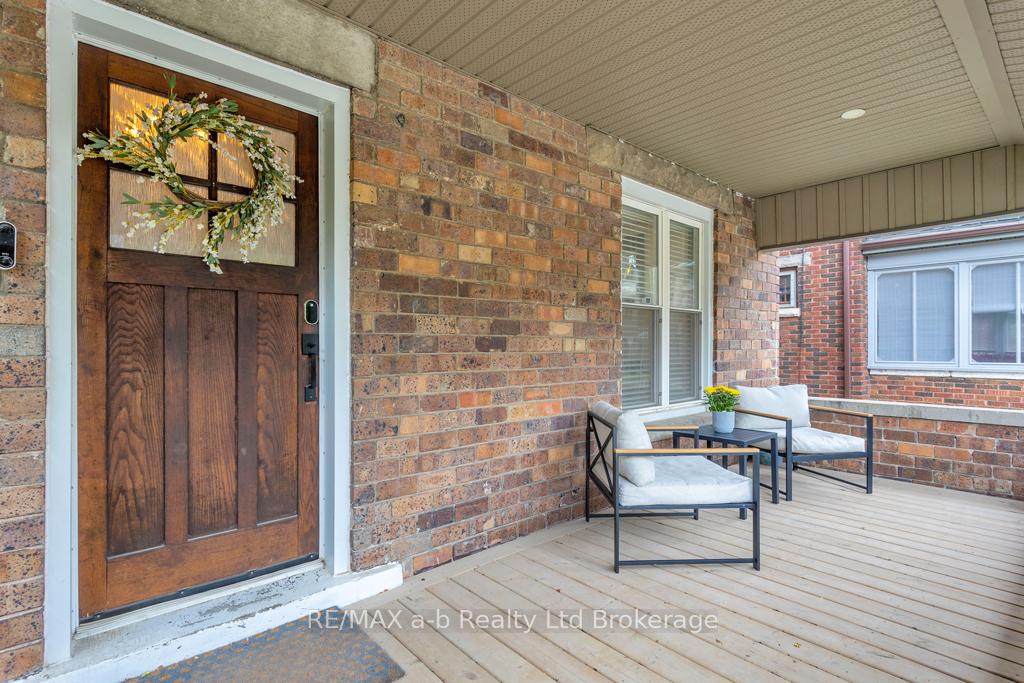 Photo 2 of 33 Stanley Street, St. Thomas — HOMEH