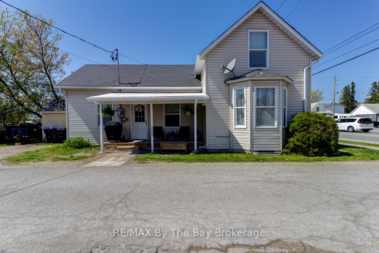 Photo 2 of 16 Yonge Street N, Springwater, Elmvale — HOMEH